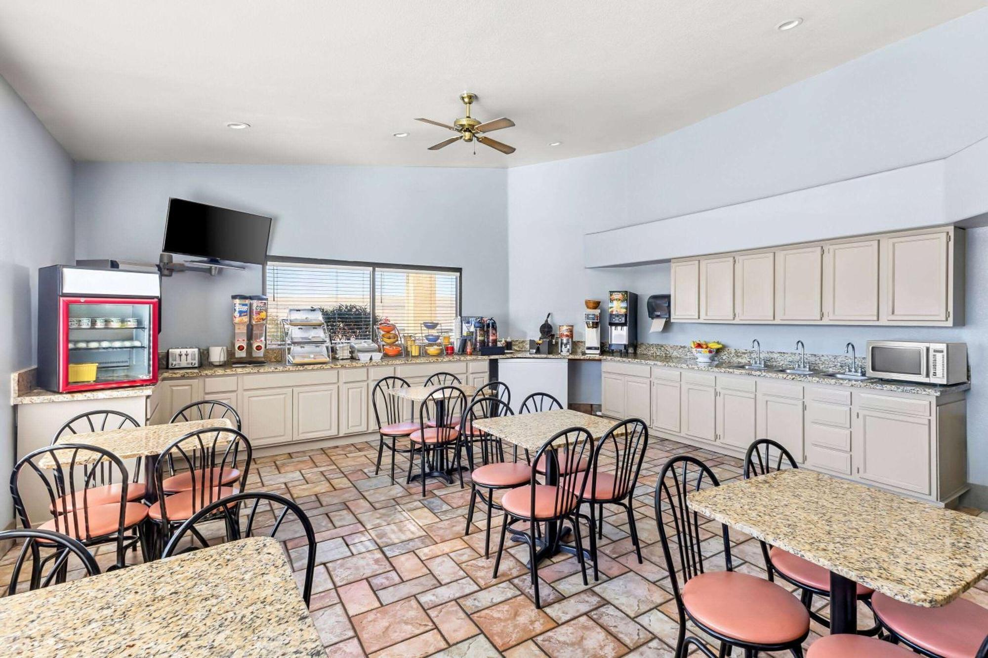 Days Inn By Wyndham Buckeye Extérieur photo